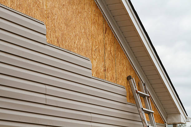 Professional Vinyl Siding technician working in Bergholz, OH